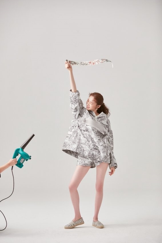 Lee Sung Kyung đẹp cá tính trong bộ ảnh hậu trường tạp chí mới