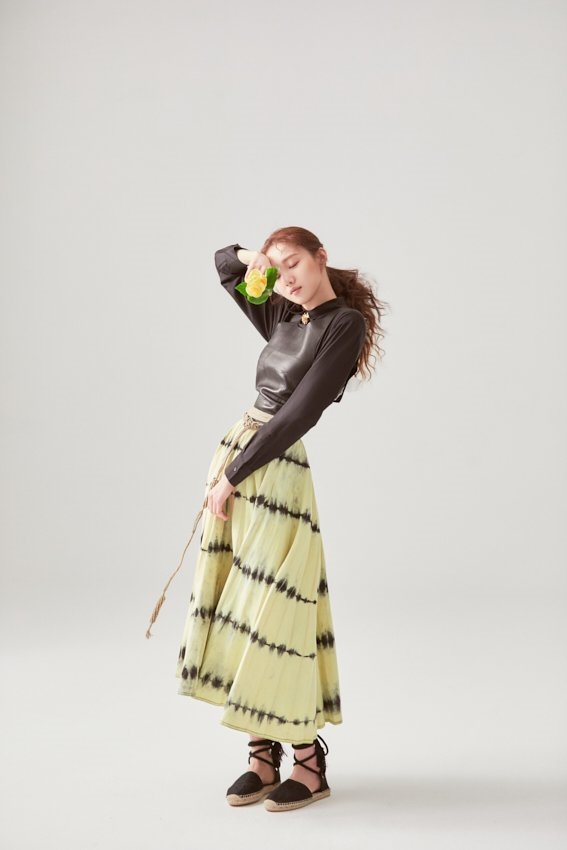 Lee Sung Kyung đẹp cá tính trong bộ ảnh hậu trường tạp chí mới