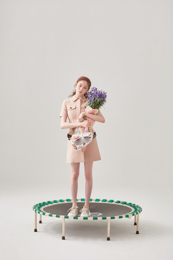 Lee Sung Kyung đẹp cá tính trong bộ ảnh hậu trường tạp chí mới