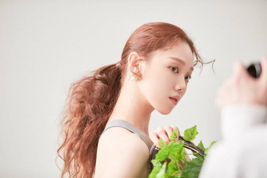 Lee Sung Kyung đẹp cá tính trong bộ ảnh hậu trường tạp chí mới