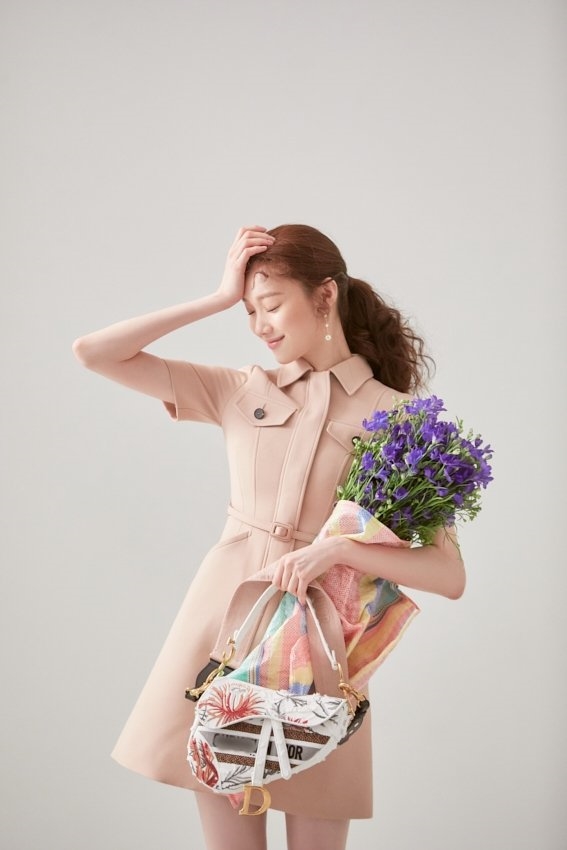 Lee Sung Kyung đẹp cá tính trong bộ ảnh hậu trường tạp chí mới