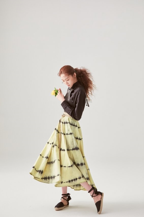 Lee Sung Kyung đẹp cá tính trong bộ ảnh hậu trường tạp chí mới