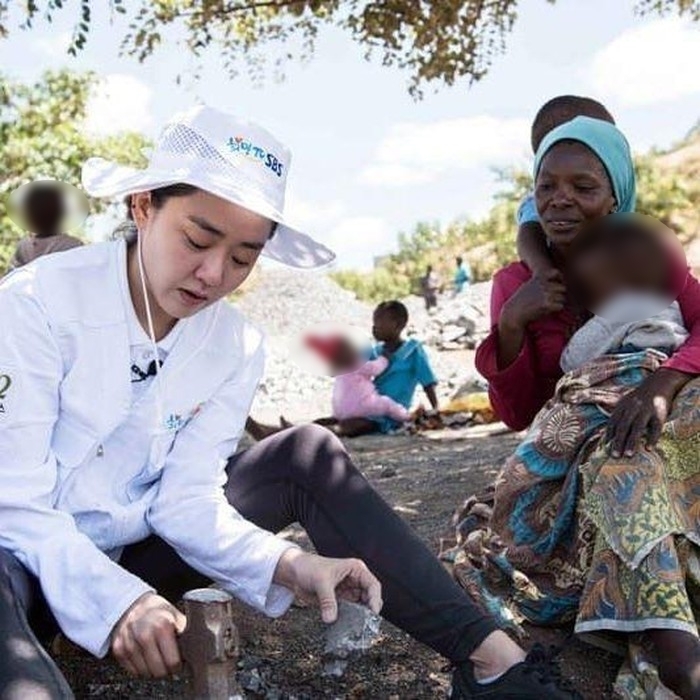 'Em gái quốc dân' Moon Geun Young tạm gác sự nghiệp đi làm từ thiện
