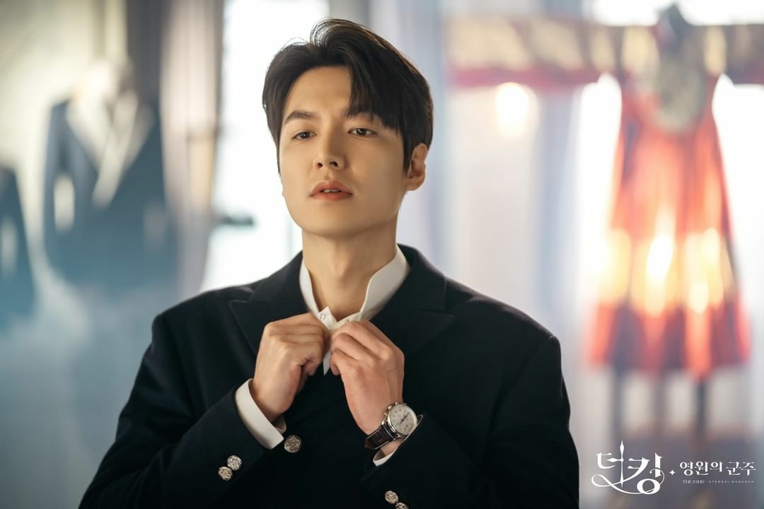 Lee Min Ho xuyên không về tự cứu mình trong “Quân Vương Bất Diệt”?
