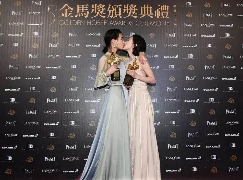 Châu Đông Vũ nối gót Nhiệt Ba, bị cư dân mạng mỉa mai là 'thủy hậu'