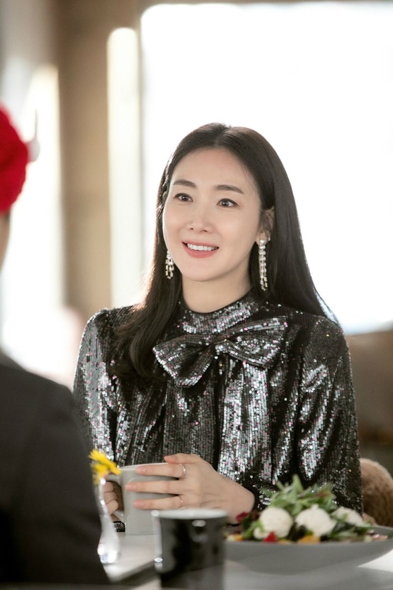 Choi Ji Woo khoe ảnh mang thai, nhận là biểu tượng bà mẹ cao tuổi