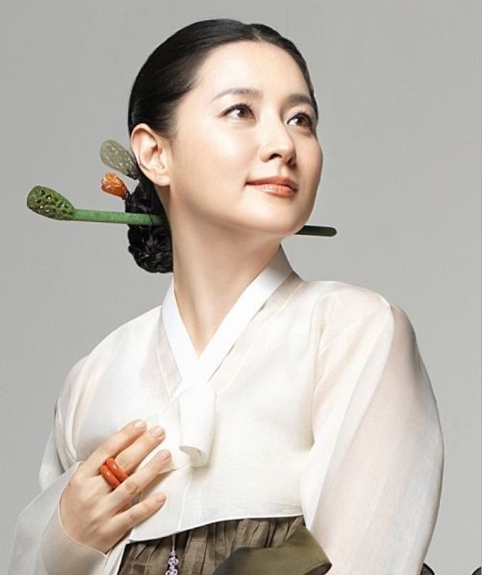 Lee Young Ae bỗng gây “sốt” vì ảnh cũ thời đôi mươi quá thần thái