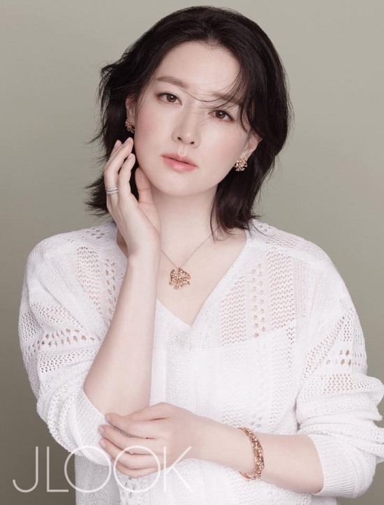 Lee Young Ae bỗng gây “sốt” vì ảnh cũ thời đôi mươi quá thần thái