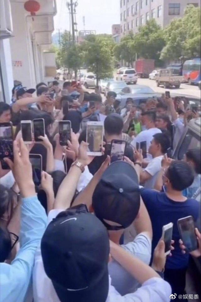 Dương Mịch bị quấy rối, chụp ảnh từ dưới lên khiến fan phẫn nộ