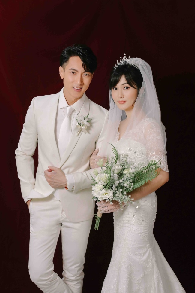 Ngô Tôn và bà xã được hé lộ bộ ảnh cưới đầu tiên sau 15 năm