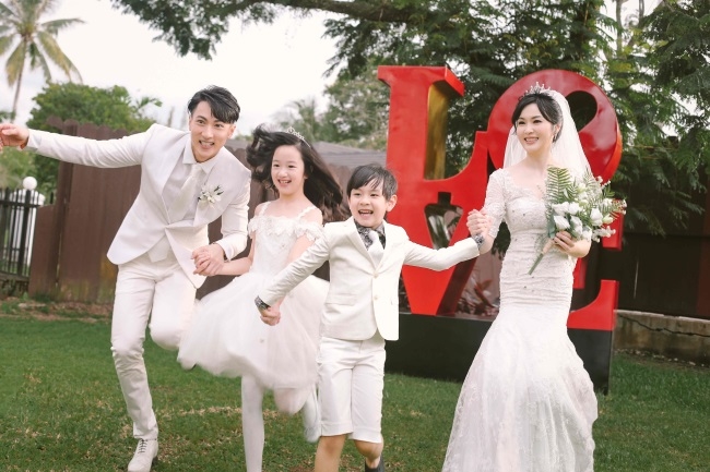 Ngô Tôn và bà xã được hé lộ bộ ảnh cưới đầu tiên sau 15 năm