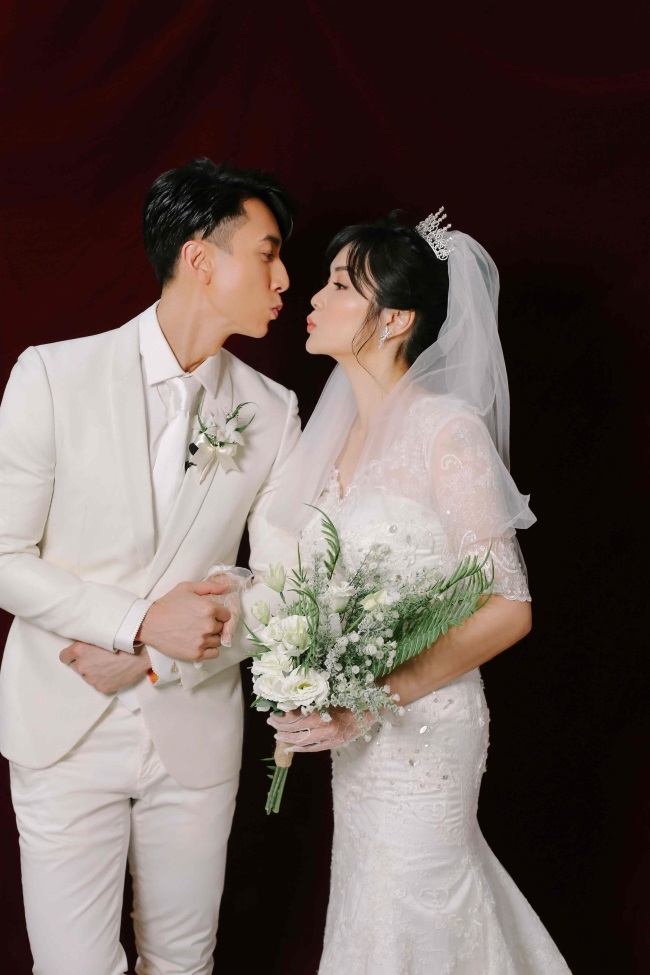 Ngô Tôn và bà xã được hé lộ bộ ảnh cưới đầu tiên sau 15 năm