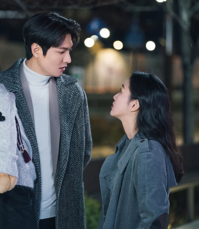 'Quân vương bất diệt' tung ảnh hôn của cặp đôi chính làm fan xôn xao