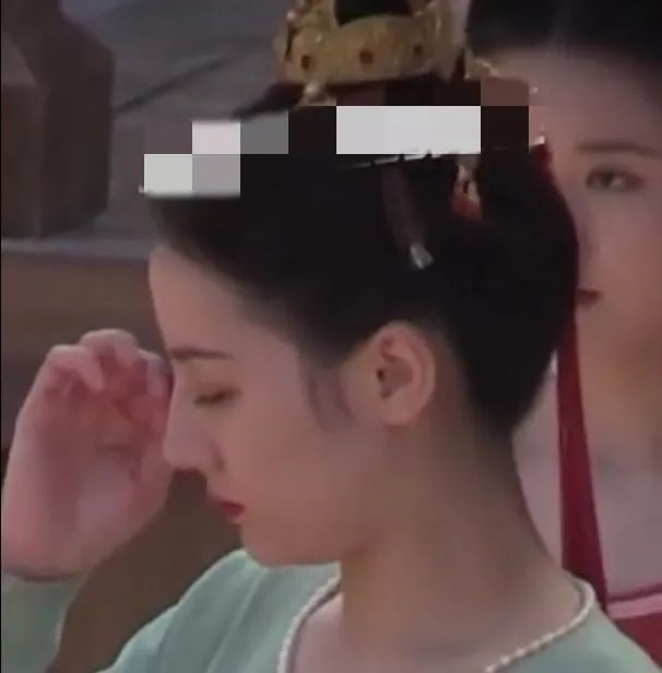 Địch Lệ Nhiệt Ba khoe góc nghiêng thần thánh trên phim trường