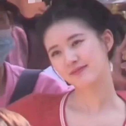 Địch Lệ Nhiệt Ba khoe góc nghiêng thần thánh trên phim trường