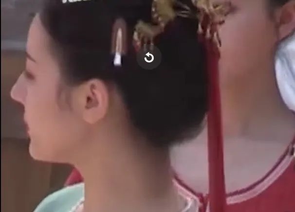 Địch Lệ Nhiệt Ba khoe góc nghiêng thần thánh trên phim trường
