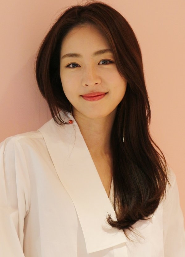 Lee Yeon Hee bất ngờ thông báo kết hôn trong tháng sau