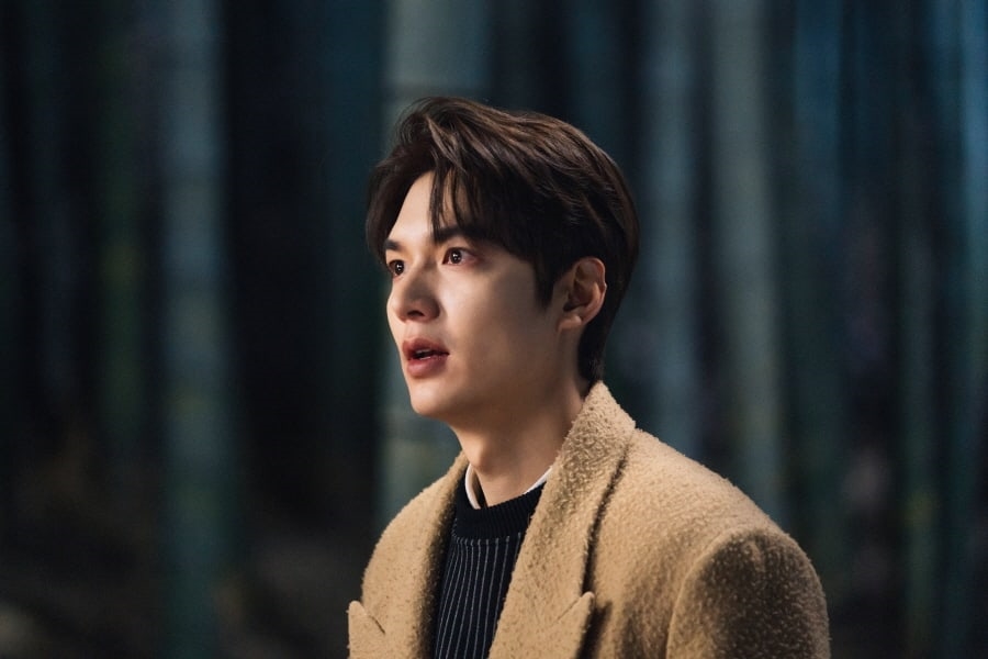 Lee Min Ho khoe quà được Lee Jung Jae gửi tặng tới phim trường