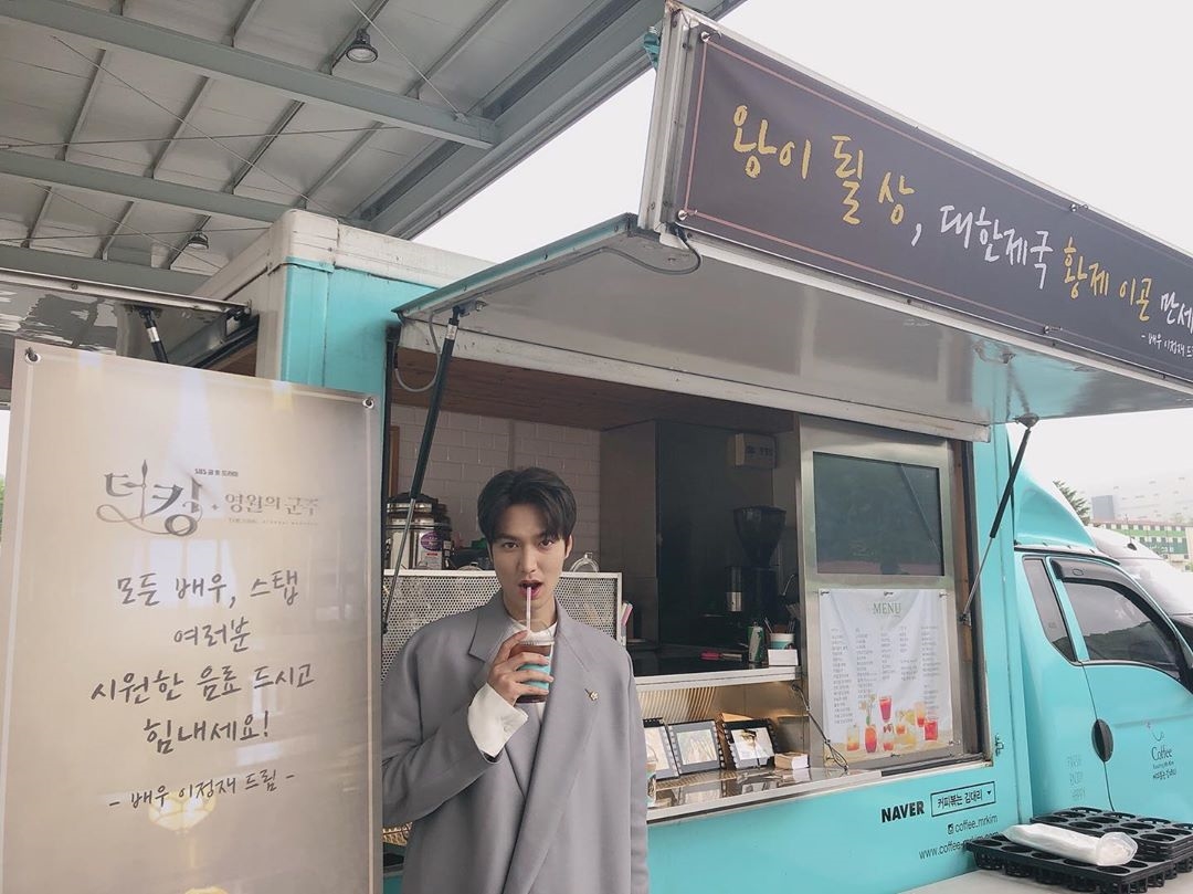 Lee Min Ho khoe quà được Lee Jung Jae gửi tặng tới phim trường