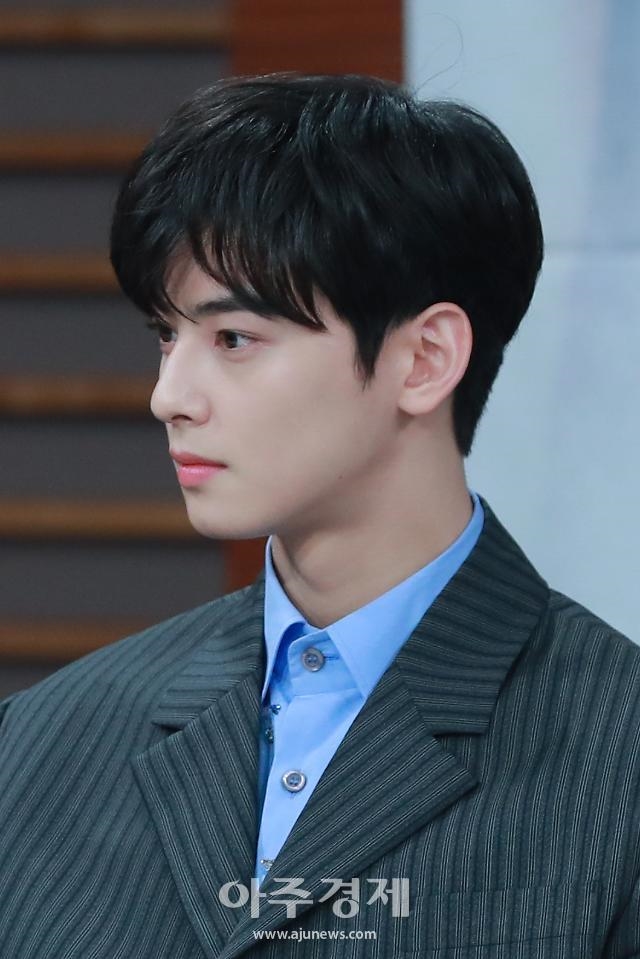 Cha Eun Woo viết thư tay xin lỗi vì đi bar trong lúc giãn cách xã hội