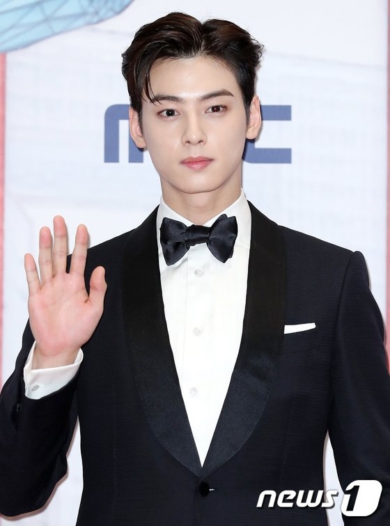 Cha Eun Woo viết thư tay xin lỗi vì đi bar trong lúc giãn cách xã hội