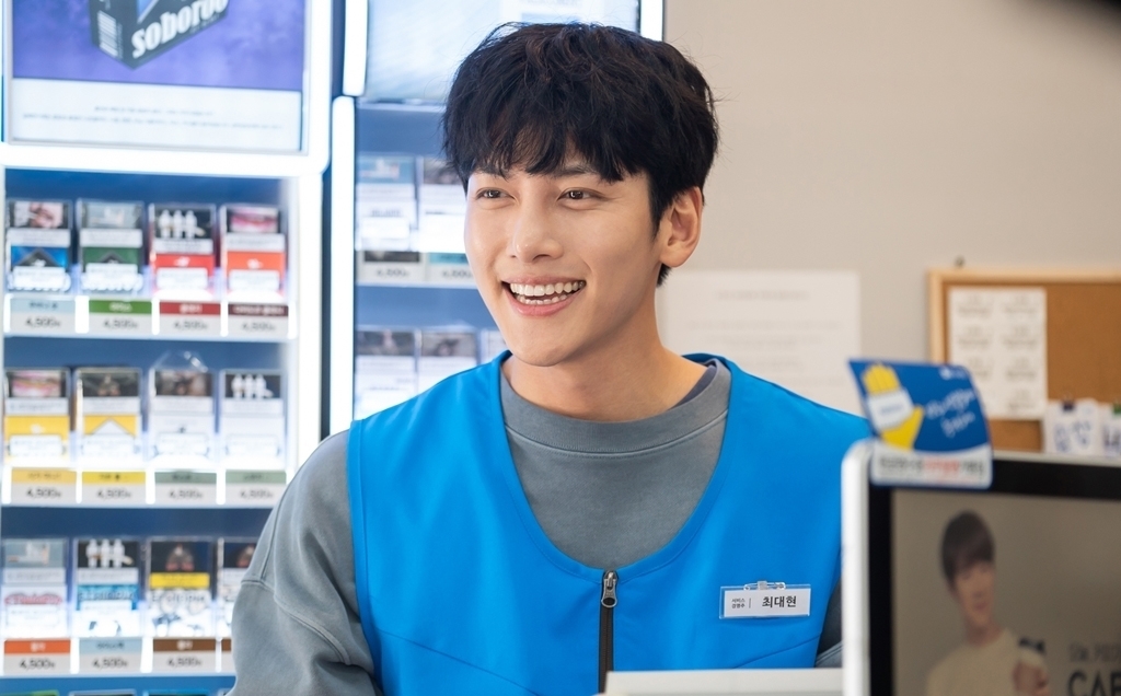 Ji Chang Wook tung tạo hình “ông chủ ngốc nghếch” trong drama mới