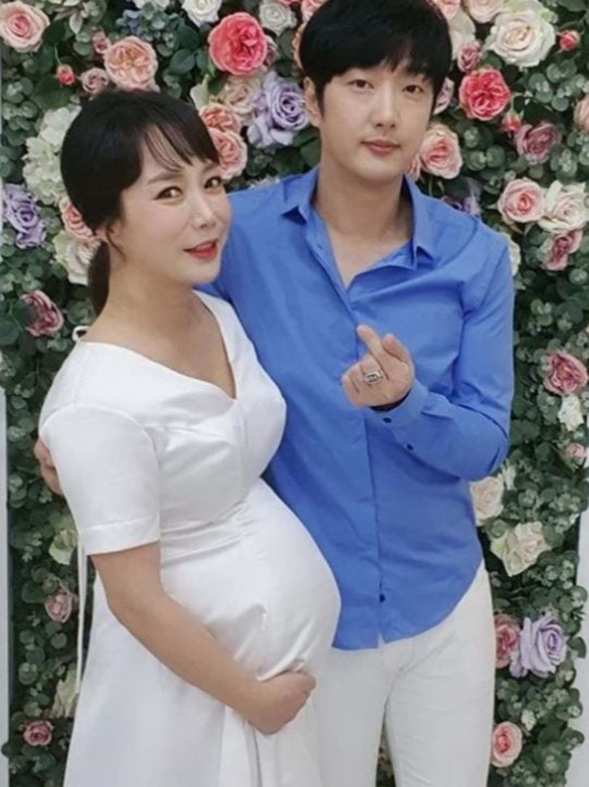 Lee Young Ae, Choi Ji Woo và nữ thần Kbiz sinh con muộn vẫn hạnh phúc
