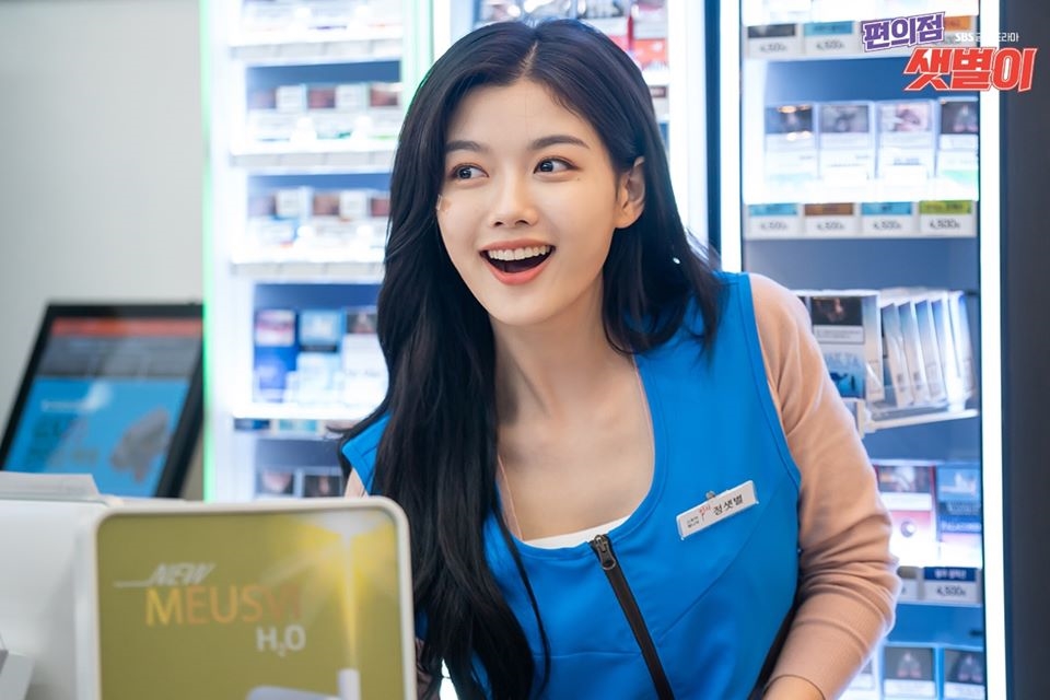 Kim Yoo Jung khoe tạo hình đẹp dịu dàng và tươi mới trong drama