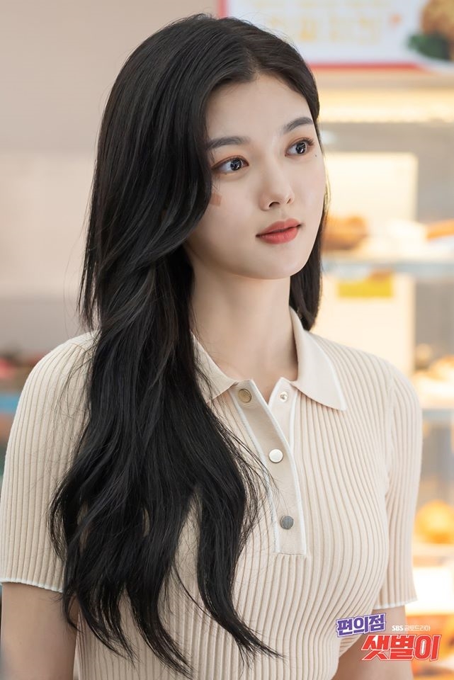 Kim Yoo Jung khoe tạo hình đẹp dịu dàng và tươi mới trong drama