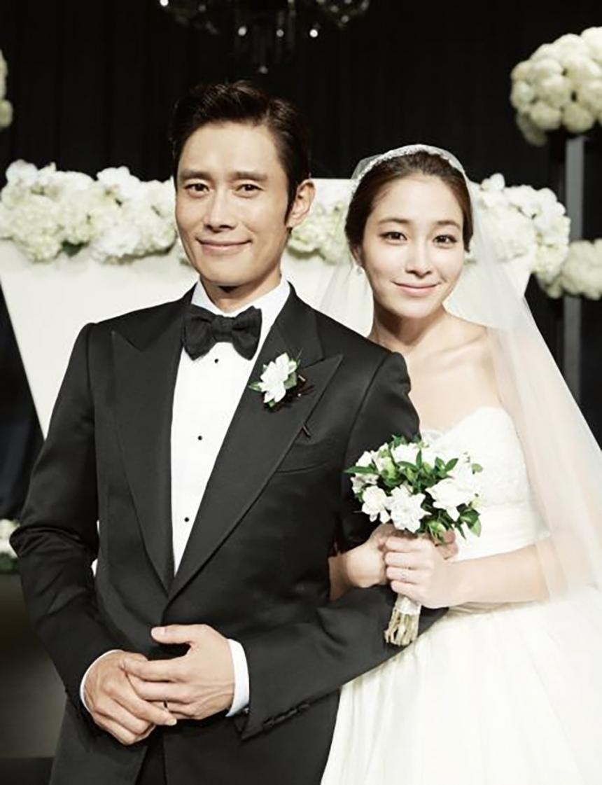 Lee Min Jung và những mỹ nhân đình đám Kbiz cùng chồng vượt qua bê bối
