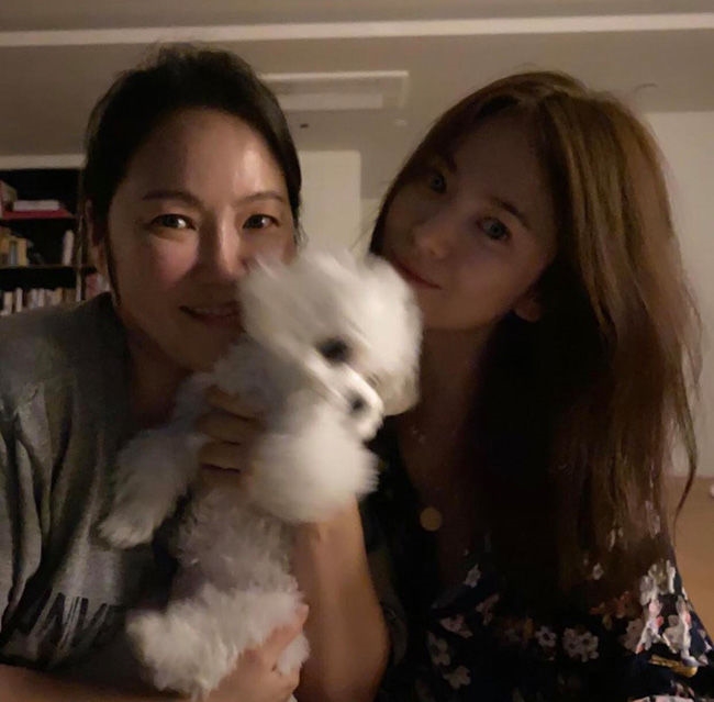 Song Hye Kyo nổi bật nhan sắc tự nhiên với ảnh chụp cùng bạn thân