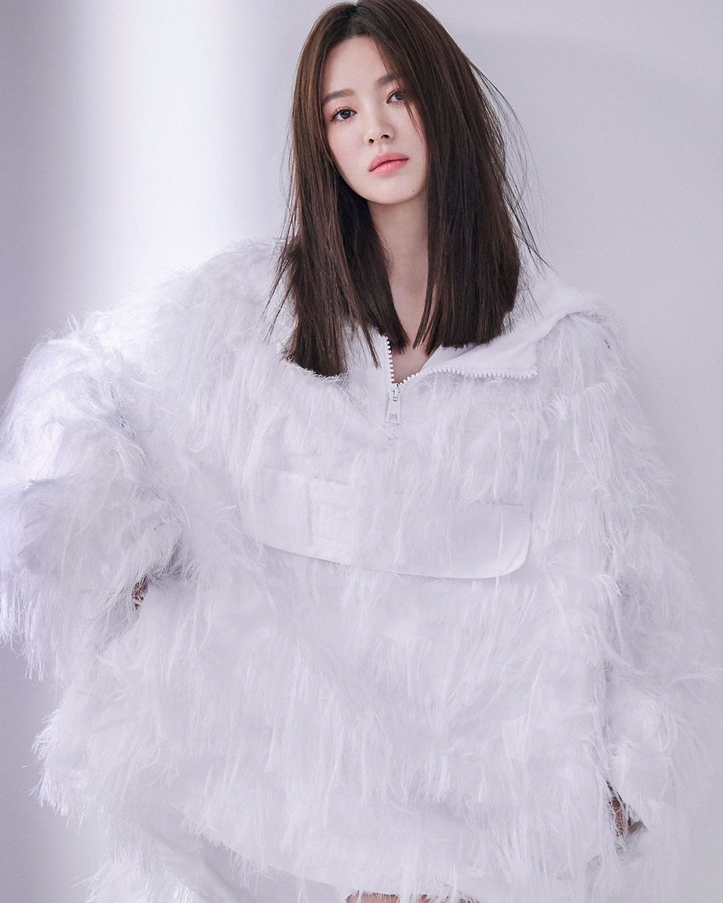 Song Hye Kyo nổi bật nhan sắc tự nhiên với ảnh chụp cùng bạn thân