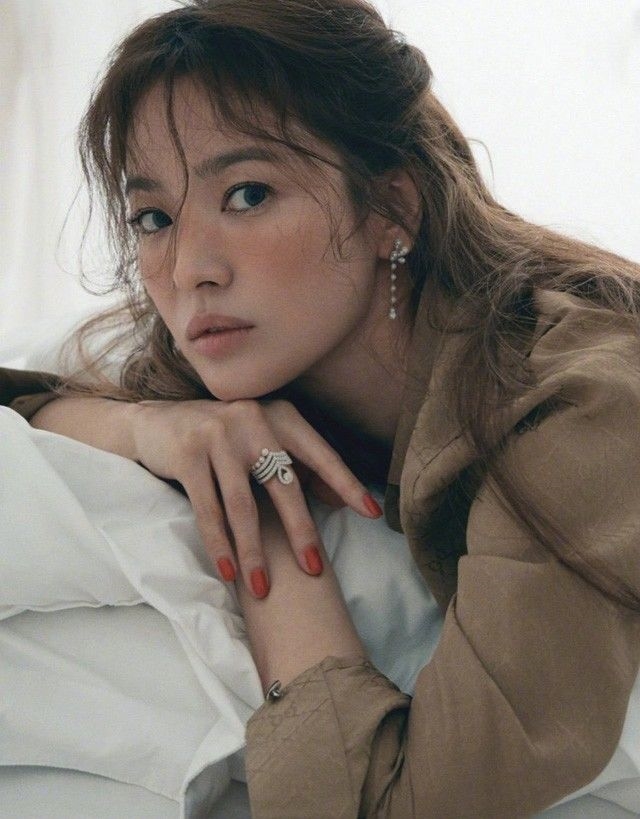 Song Hye Kyo nổi bật nhan sắc tự nhiên với ảnh chụp cùng bạn thân