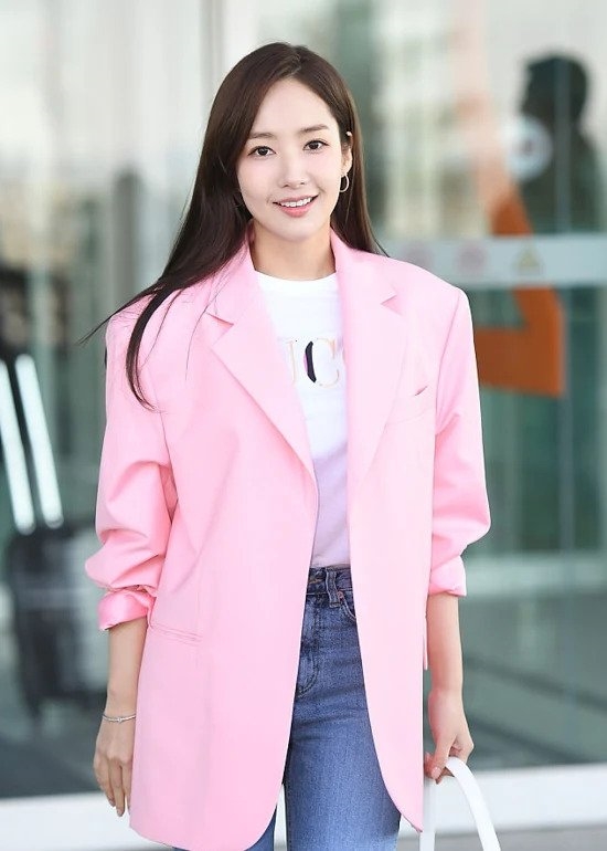 Park Min Young làm sân bay bừng sáng với phong cách thời trang nổi bật