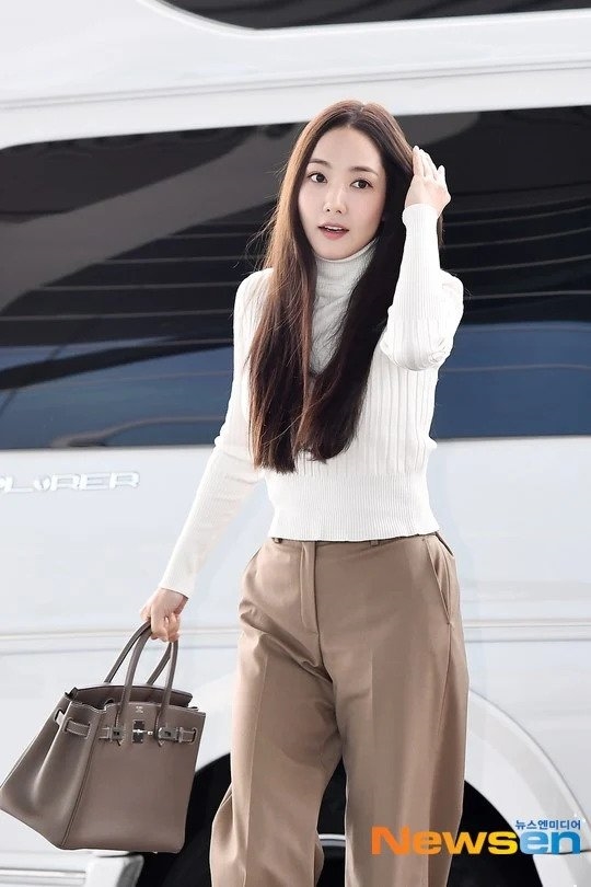 Park Min Young làm sân bay bừng sáng với phong cách thời trang nổi bật