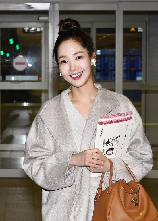Park Min Young làm sân bay bừng sáng với phong cách thời trang nổi bật