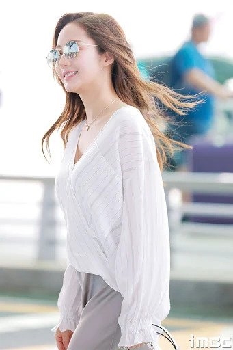 Park Min Young làm sân bay bừng sáng với phong cách thời trang nổi bật