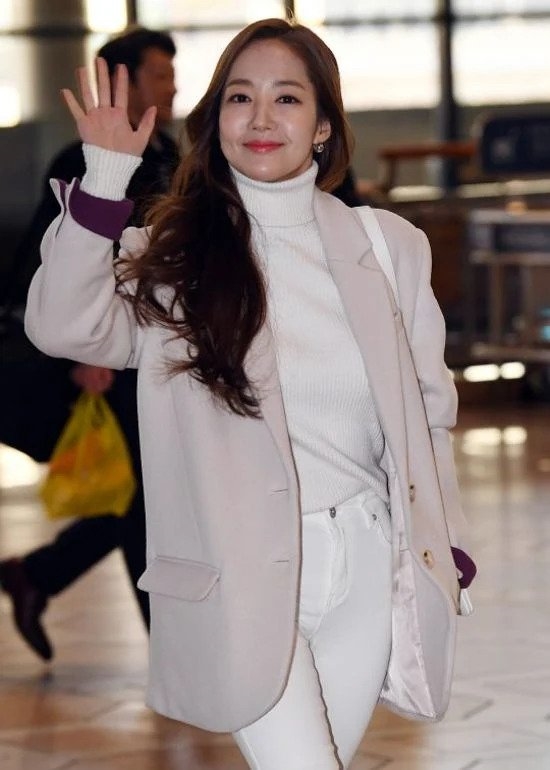 Park Min Young làm sân bay bừng sáng với phong cách thời trang nổi bật