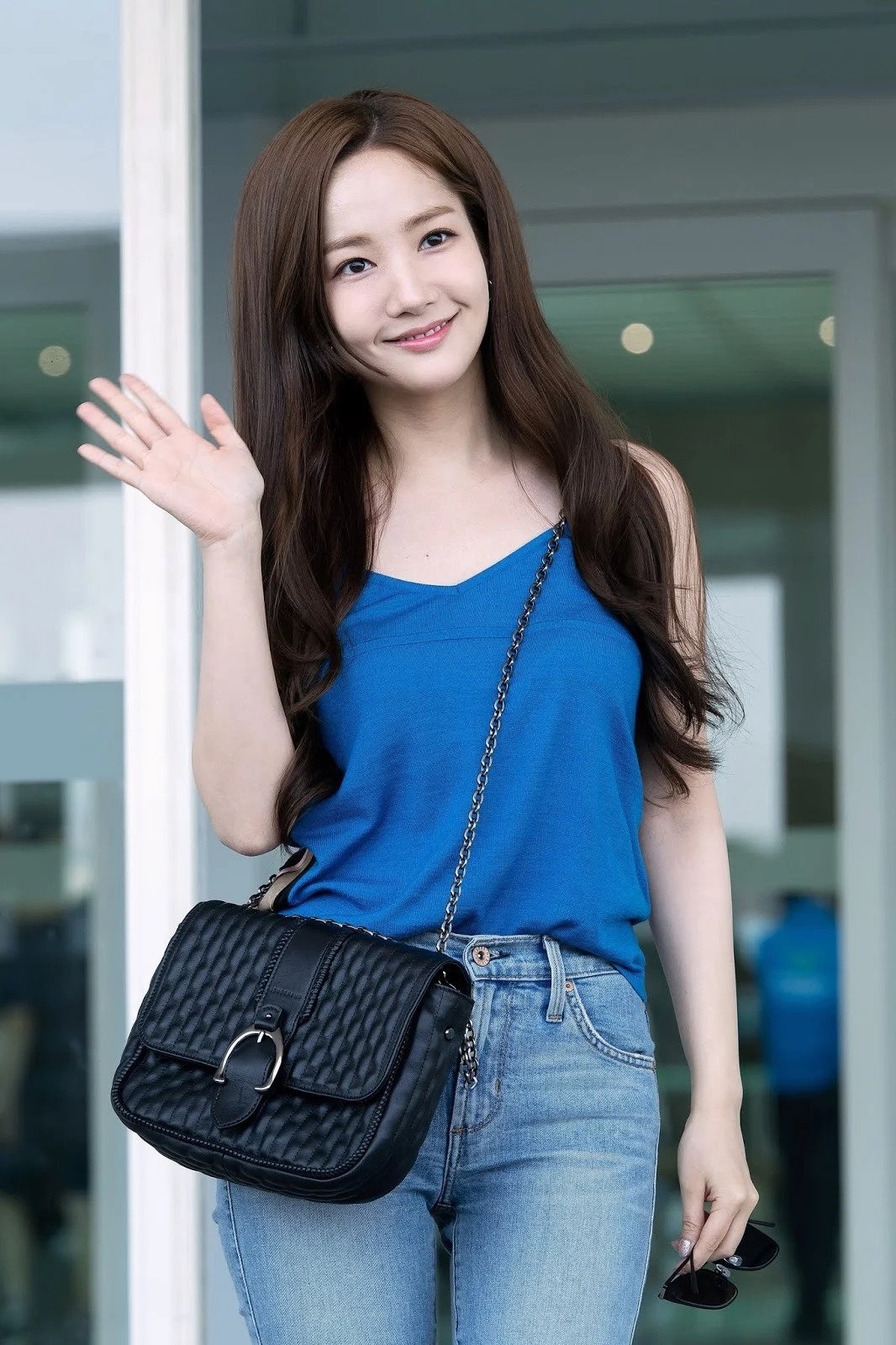 Park Min Young làm sân bay bừng sáng với phong cách thời trang nổi bật