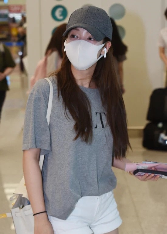 Park Min Young làm sân bay bừng sáng với phong cách thời trang nổi bật