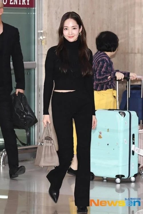 Park Min Young làm sân bay bừng sáng với phong cách thời trang nổi bật