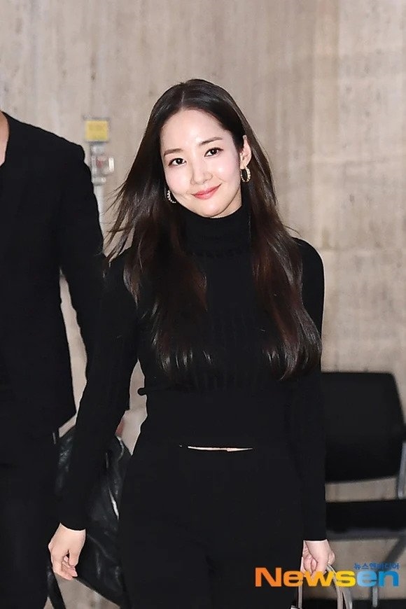 Park Min Young làm sân bay bừng sáng với phong cách thời trang nổi bật