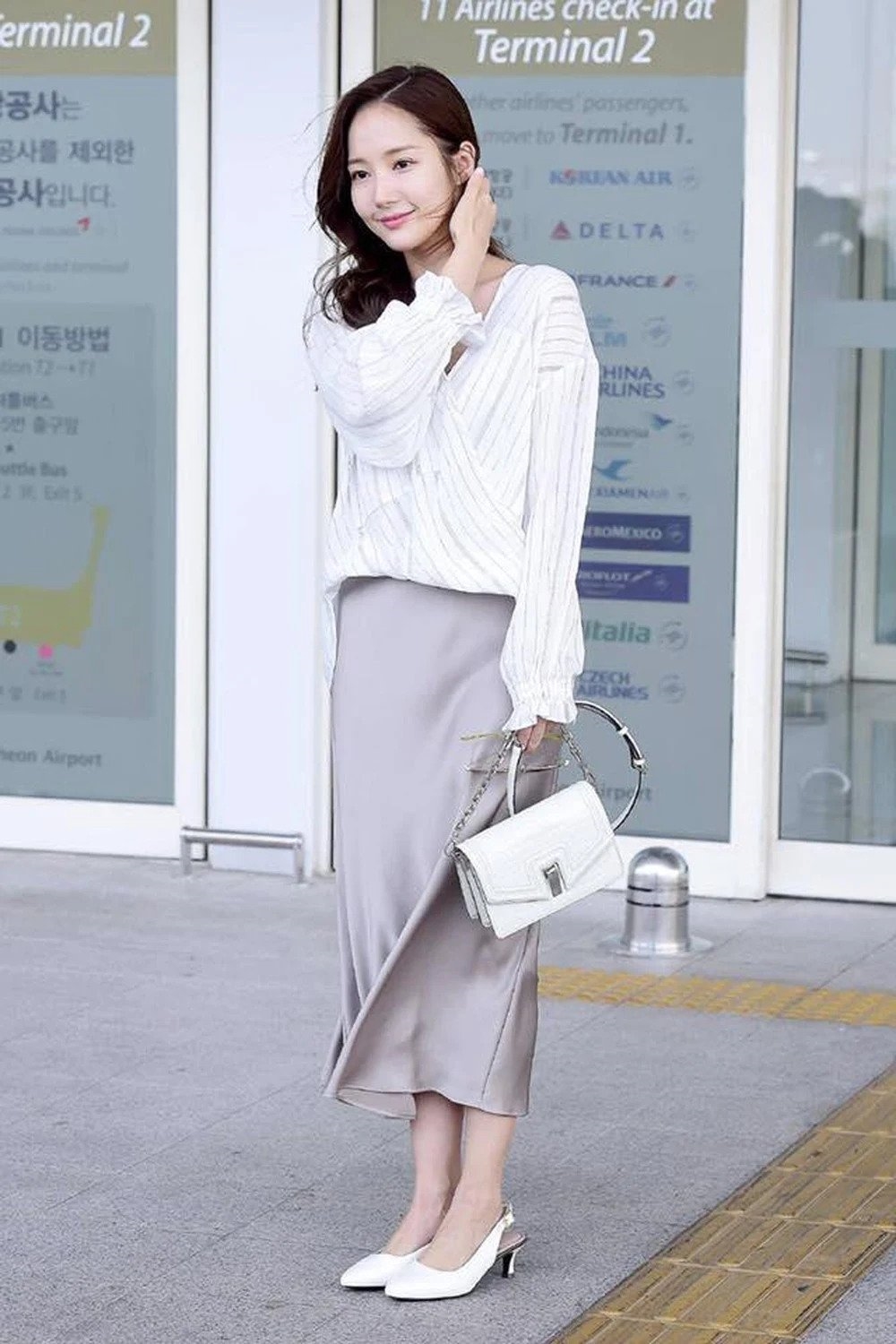 Park Min Young làm sân bay bừng sáng với phong cách thời trang nổi bật