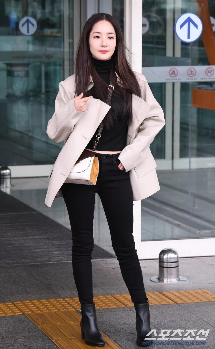 Park Min Young làm sân bay bừng sáng với phong cách thời trang nổi bật