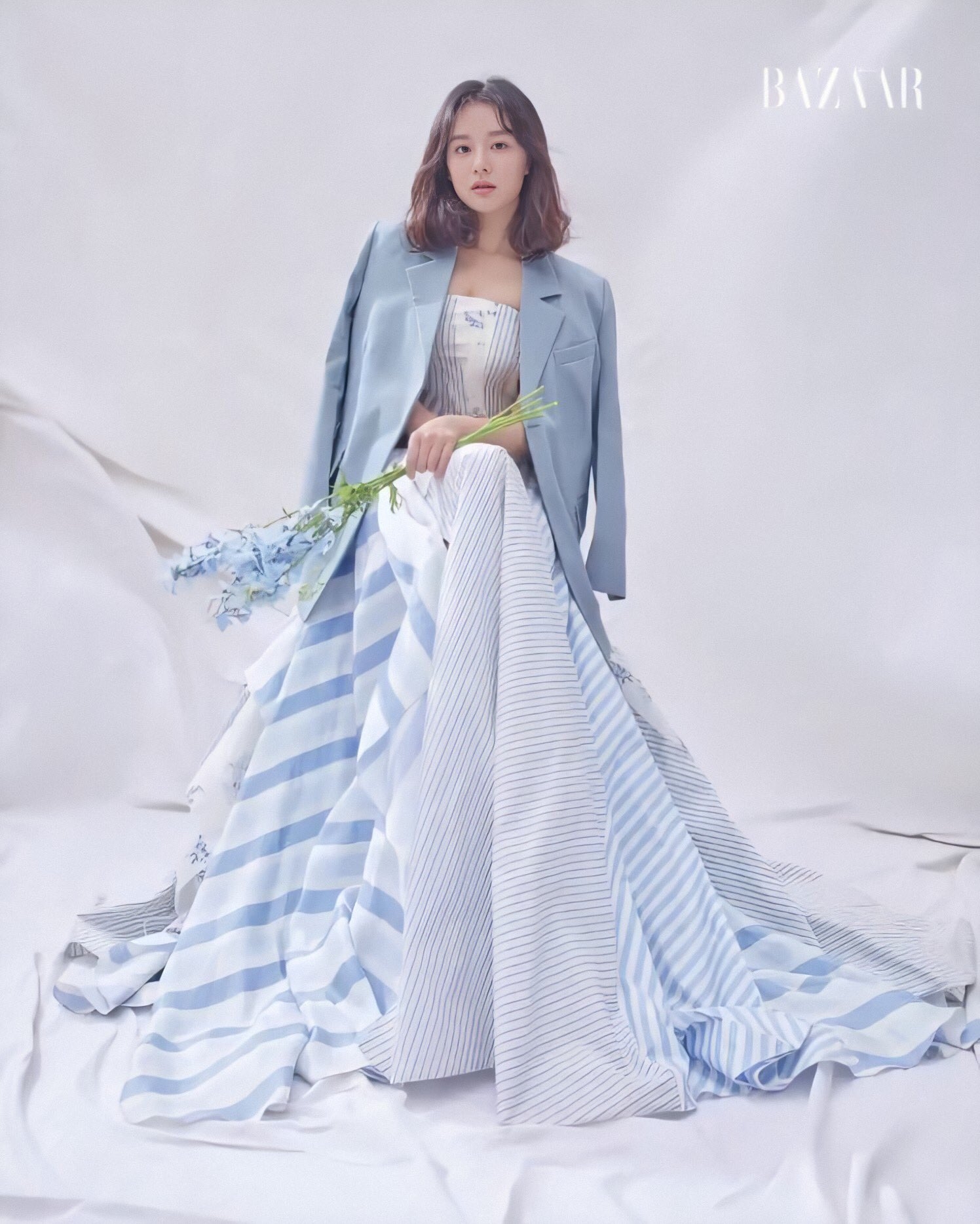 Kim Ji Won bất ngờ tái xuất với bộ ảnh tạp chí mới đầy cuốn hút