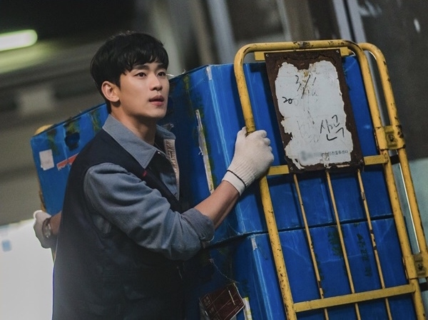 Kim Soo Hyun tiết lộ tạo hình đầu tiên trong phim mới