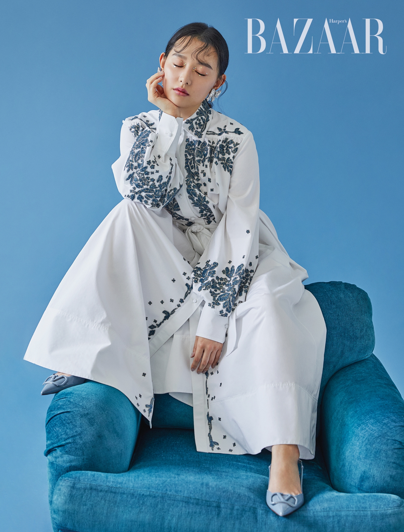 Kim Ji Won bất ngờ tái xuất với bộ ảnh tạp chí mới đầy cuốn hút