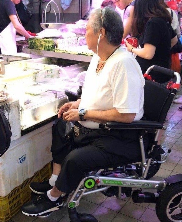 Hồng Kim Bảo lộ diện già nua, từng phải ngồi xe lăn vì quá mập