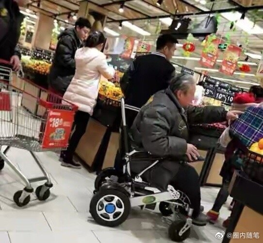 Hồng Kim Bảo lộ diện già nua, từng phải ngồi xe lăn vì quá mập