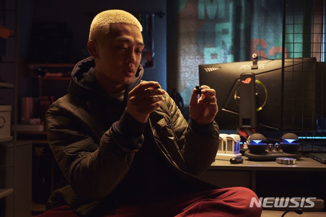 Yoo Ah In - Park Shin Hye nắm tay cực tình cảm trong họp báo movie mới